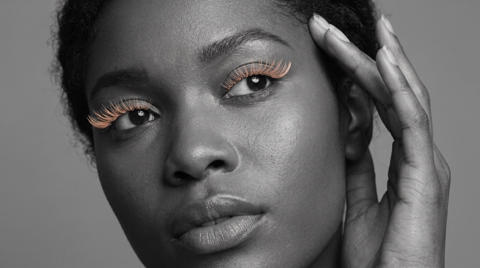 Lash client wearing a designed extension set