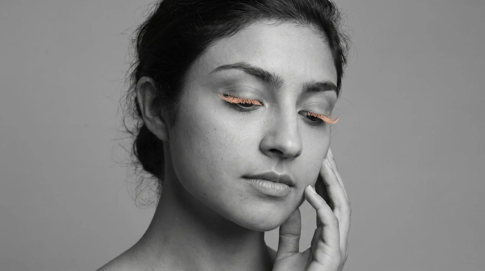 Lash client wearing a designed extension set