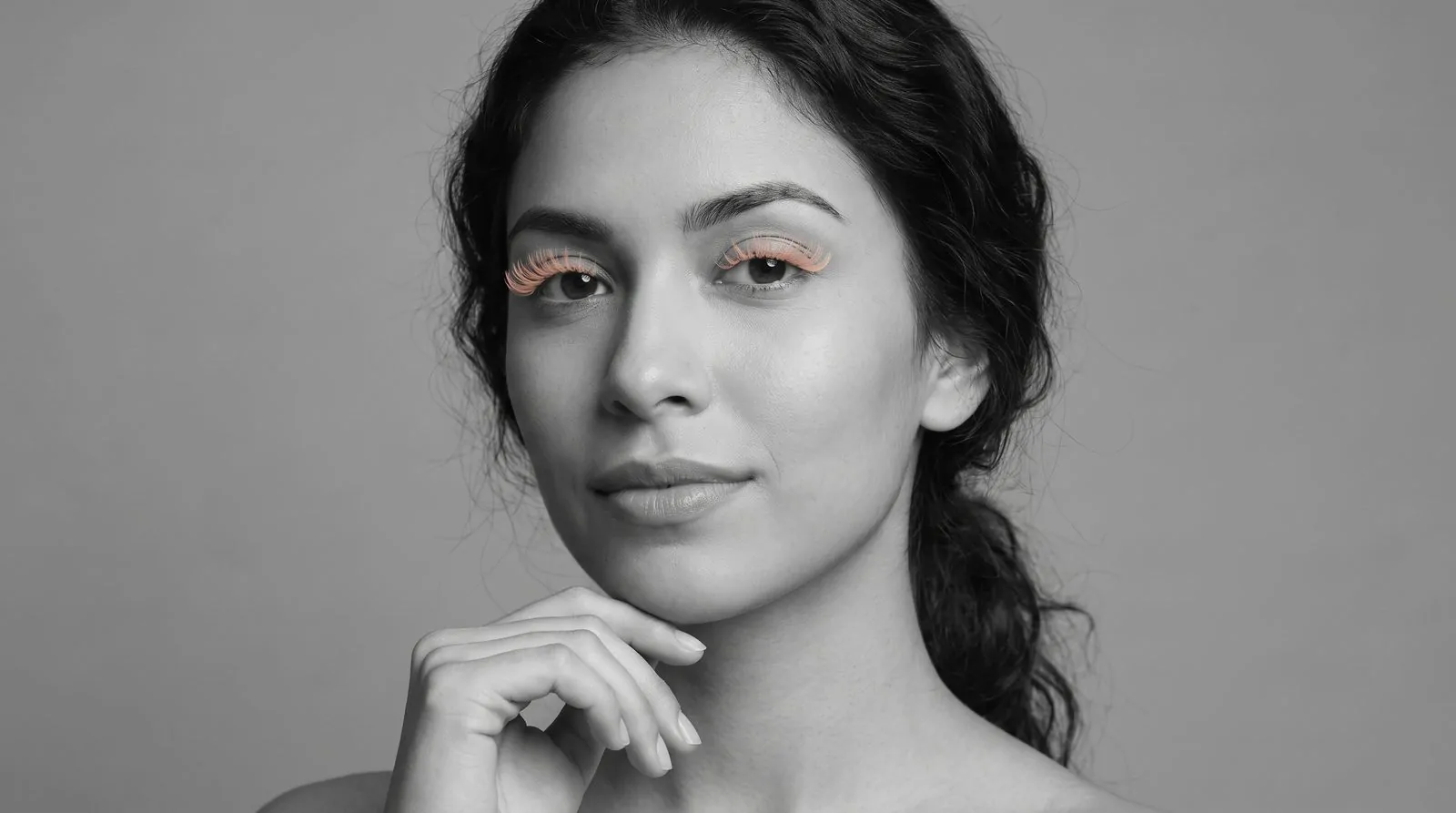 Lash artist using the Lash Create app